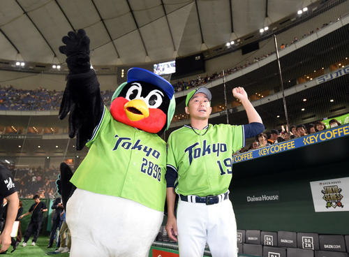 巨人対ヤクルト　今季初勝利を飾ったヤクルト石川は、つば九郎とファンの声援に応える（撮影・たえ見朱実）