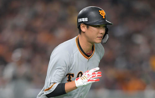 巨人対ヤクルト　1回裏巨人1死、坂本勇人は中前安打で開幕からの連続試合出塁を35とし、セ・リーグ記録に並ぶ（撮影・加藤諒）