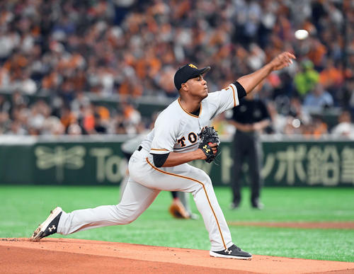 巨人対ヤクルト　巨人の先発メルセデス（撮影・たえ見朱実）
