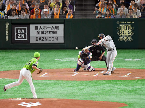 巨人対ヤクルト　1回裏巨人1死、坂本勇は中前打を放ちセ・リーグ記録の開幕35戦連続出塁に並ぶ（撮影・滝沢徹郎）