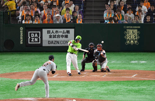 巨人対ヤクルト　4回表ヤクルト1死、村上は先制の左越えソロ本塁打を放つ（撮影・滝沢徹郎）