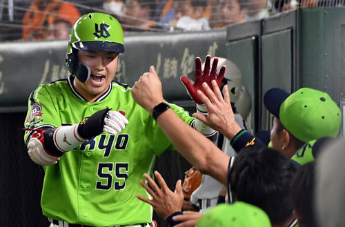 巨人対ヤクルト　4回表ヤクルト1死、左越えに10号ソロ本塁打を放った村上は、ナインとハイタッチ（撮影・たえ見朱実）