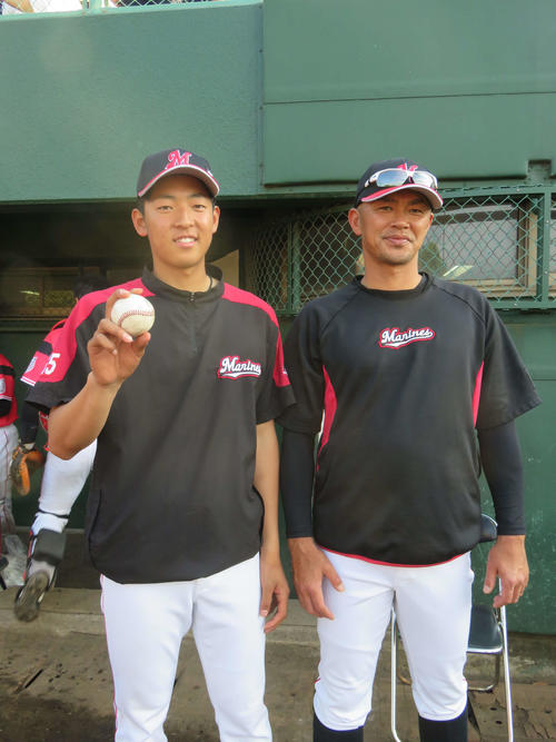 イースタン・リーグ、ヤクルト戦でプロ初勝利を挙げたロッテ古谷（左）と決勝打の福浦。習志野高OBコンビで記念撮影