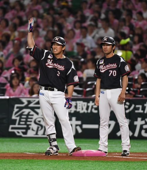ソフトバンク対ロッテ　6回表ロッテ2死一、二塁、角中勝也は右前に通算1000安打を放ちファンの声援に応える（撮影・今浪浩三）
