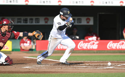 6回裏オリックス2死三塁、大城は三塁前に絶妙のセーフティーバント決める（撮影・渦原淳）