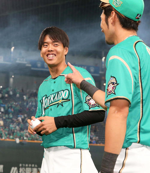 今季初勝利を挙げた杉浦は大田に祝福され笑顔（撮影・黒川智章）
