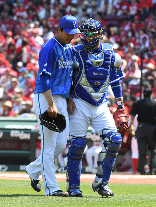 1回1失点の上茶谷（左）嶺井と話しながらベンチに戻る（撮影・奥田泰也）