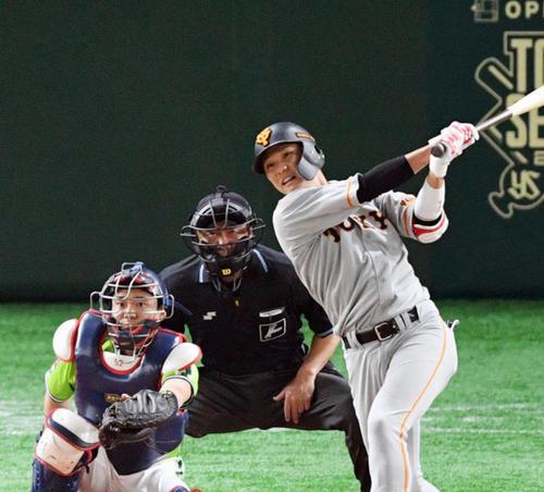 巨人対ヤクルト　1回裏巨人1死、坂本勇は中前打を放ちセ・リーグ記録の開幕35戦連続出塁に並ぶ（撮影・滝沢徹郎）