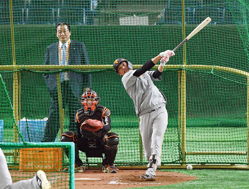 巨人対ヤクルト　試合前練習のフリー打撃で快音を響かせる巨人坂本勇（手前）。奥は梨田氏（撮影・滝沢徹郎）