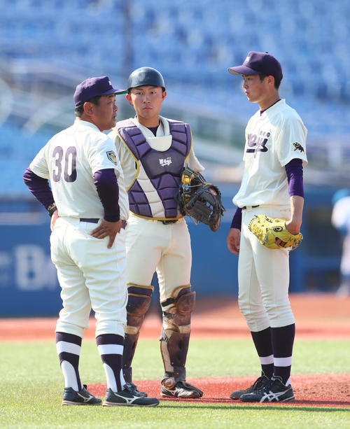 東大対明大　マウンド上の明大・森下（右）に声をかける善波監督（左）。捕手西野（撮影・足立雅史）