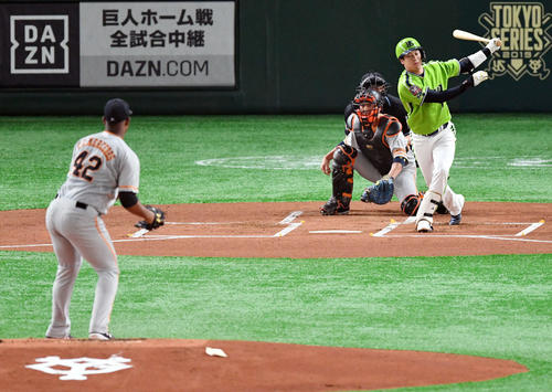 巨人対ヤクルト　1回表ヤクルト2死、空振り三振に倒れる山田哲。投手メルセデス（撮影・滝沢徹郎）