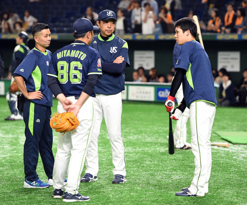 巨人対ヤクルト　試合前の練習で山田哲と話をするヤクルト小川監督と宮本ヘッドコーチ（撮影・たえ見朱実）