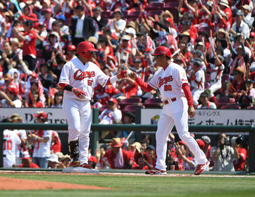 広島対DeNA　1回裏広島2死一、二塁、松山竜平（左）は右前適時安打を放つ（撮影・奥田泰也）