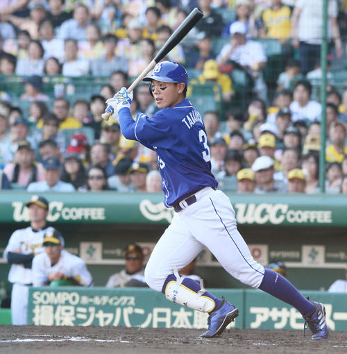 阪神対中日　8回表中日2死三塁、高橋周平は左前適時打を放つ（撮影・上山淳一）