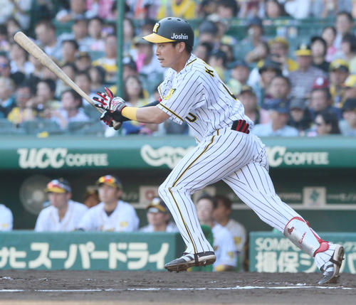 阪神対中日　7回裏阪神2死、木浪聖也は中に二塁打を放つ（撮影・上山淳一）