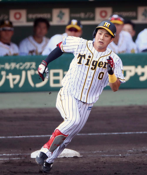 阪神対中日　7回裏阪神2死、木浪は中越え二塁打を放つ（撮影・加藤哉）