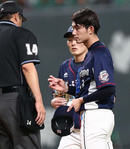 日本ハム対西武　1回裏、指先を気にする今井（撮影・黒川智章）