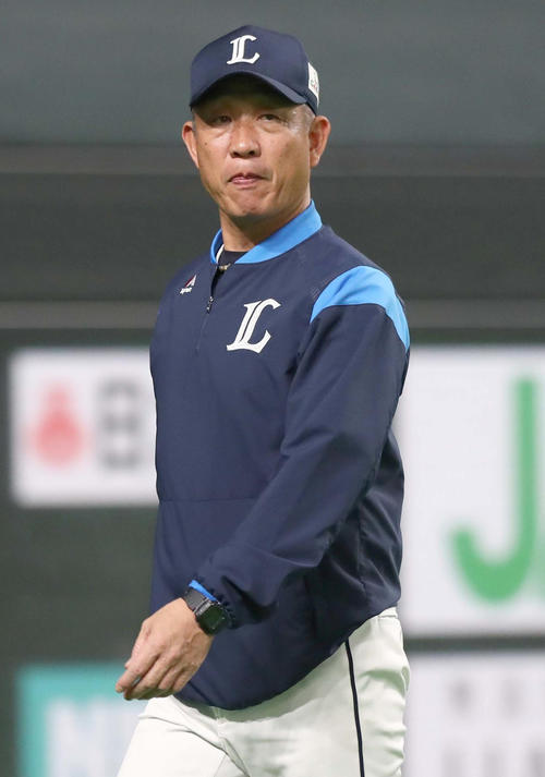 日本ハム対西武　投手交代を告げる辻監督（撮影・黒川智章）