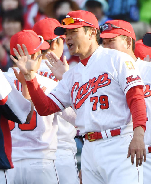 広島対DeNA　広島に勝利しタッチを交わす緒方監督（撮影・奥田泰也）