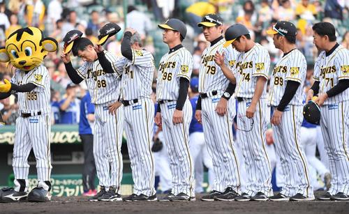 阪神対中日　ベンチを出てファンにあいさつに向かう矢野監督（左）らナイン（撮影・上田博志）