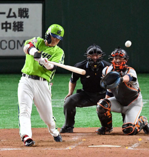 巨人対ヤクルト　4回表ヤクルト1死、村上は先制の左越えソロ本塁打を放つ（撮影・滝沢徹郎）