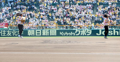 坂本花織（左）と三原舞依（撮影・上山淳一）