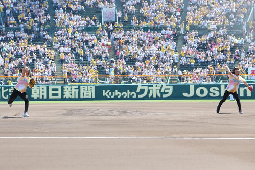 坂本花織（左）と三原舞依（撮影・上山淳一）