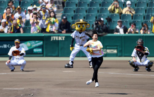 坂本花織はグラウンド上でスピン（撮影・加藤哉）