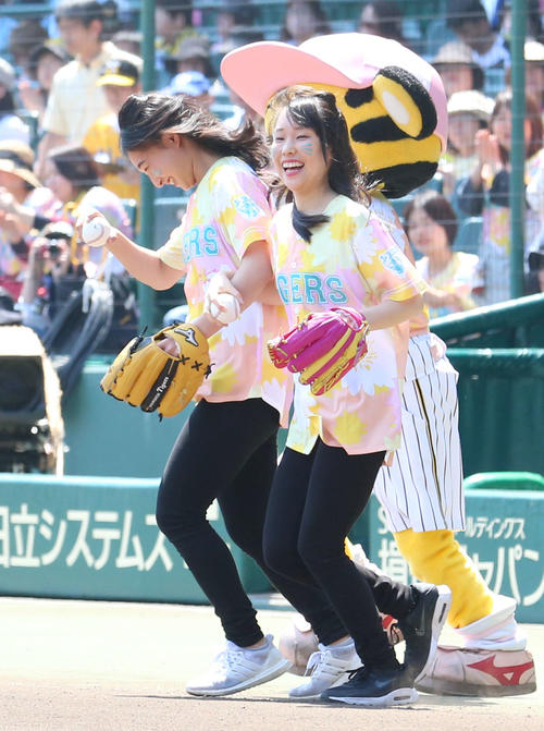 坂本花織（左）と三原舞依（撮影・上山淳一）