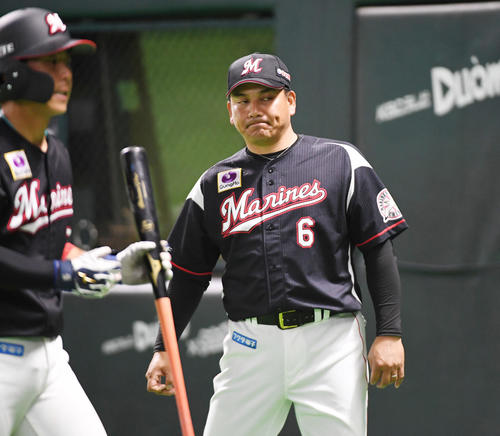 ソフトバンク対ロッテ　8回裏、選手交代を告げる井口資仁監督（撮影・今浪浩三）