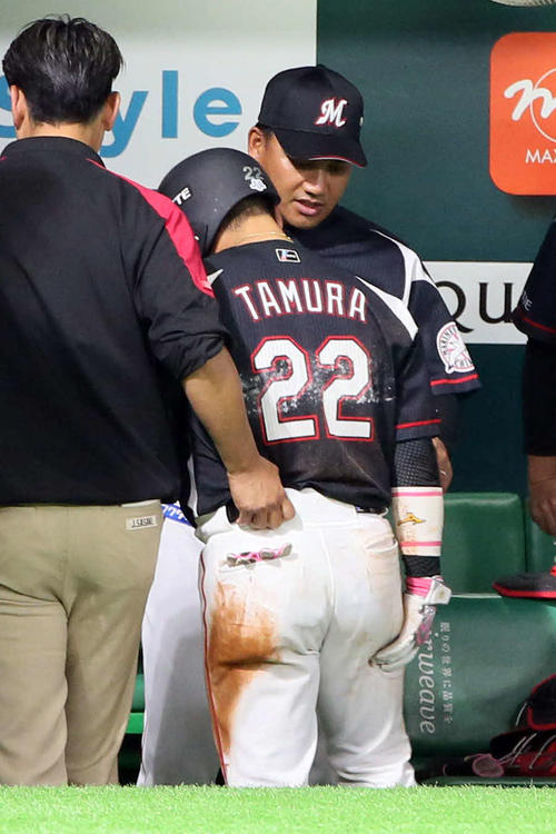ソフトバンク対ロッテ　6回表無死一、三塁、負傷し交代する田村龍弘とベンチの井口資仁監督（撮影・栗木一考）