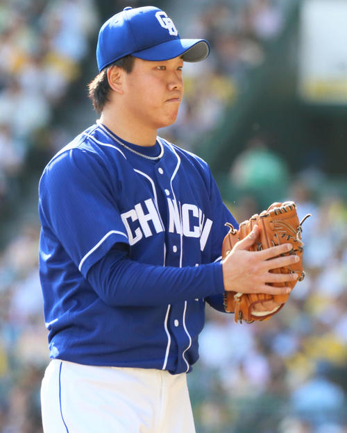 阪神対中日　5回を抑えグラブを叩いてベンチに戻る柳裕也（撮影・上山淳一）