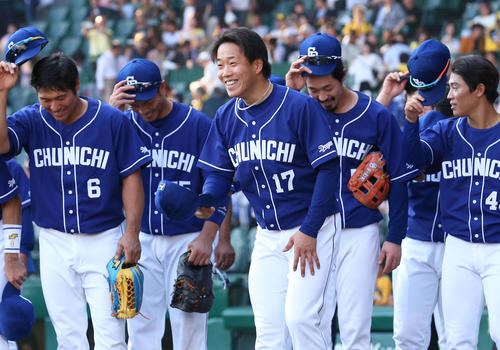 阪神対中日　柳裕也（中央）は、阪神に勝利し中日ファンの祝福に笑顔を見せる（撮影・上山淳一）
