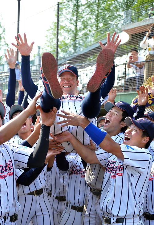 石巻専大対東日本国際大　仁藤監督（中央）を胴上げする東日本国際大・片岡主将（右から2人目）ら選手たち（撮影・鎌田直秀）