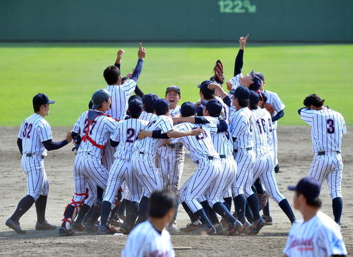 石巻専大対東日本国際大　優勝を決め、中堅から最後に笑顔で仲間の輪に加わる東日本国際大・片岡主将（中央）（撮影・鎌田直秀）
