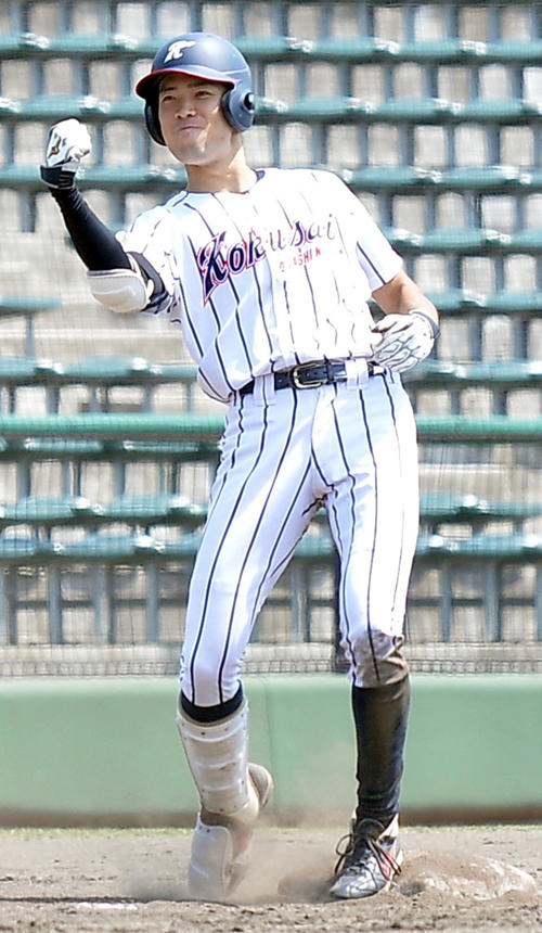 石巻専大対東日本国際大　2回裏東日本国際大二死満塁、勝ち越し適時三塁打を放ち、塁上でガッツポーズする片岡（撮影・鎌田直秀）