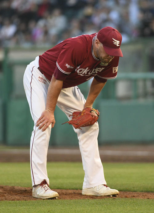 オリックス対楽天　8回裏オリックス1死三塁、T－岡田に適時打を浴びがっくりのフランク・ハーマン（撮影・渦原淳）