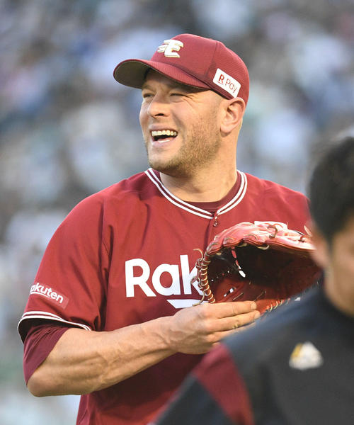 オリックス対楽天　8回裏オリックス1死三塁、T－岡田に適時打を浴びたフランク・ハーマンは降板する（撮影・渦原淳）