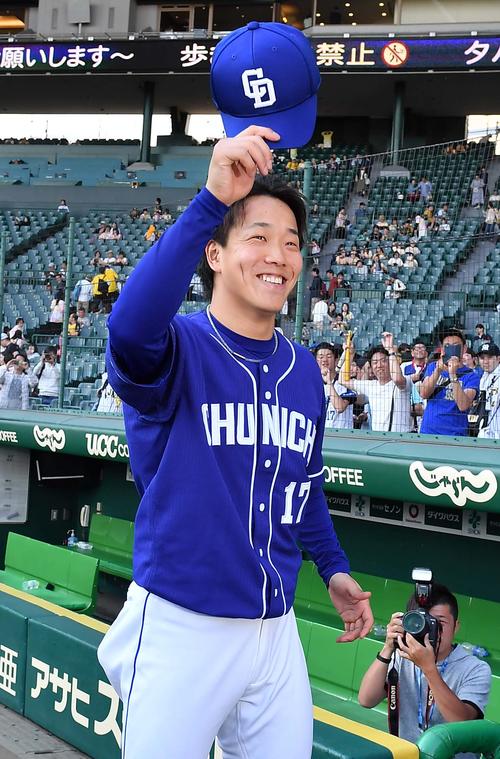 阪神対中日　阪神に勝利した中日柳はファンの声援に応える（撮影・上山淳一）