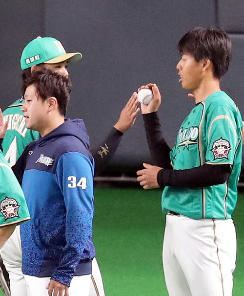 試合終了後、日本ハム谷口からウイニングボールを受け取る杉浦（中央）（撮影・佐藤翔太）
