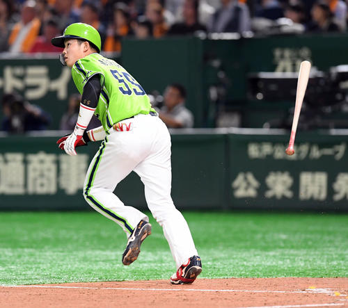 巨人対ヤクルト　4回表ヤクルト1死、左越えに10号ソロ本塁打を放つ村上（撮影・たえ見朱実）
