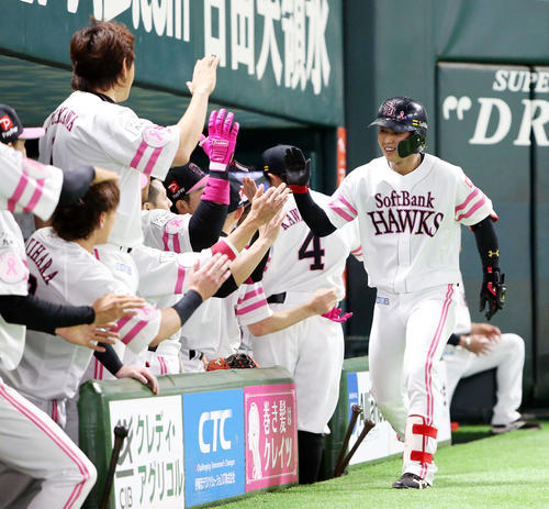 ソフトバンク対ロッテ　1回裏ソフトバンク2死、今宮は右越えに同点ソロ本塁打を放ちベンチ前でナインの出迎えを受ける（撮影・栗木一考）