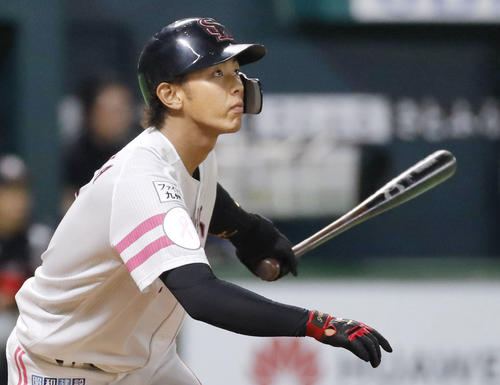 ソフトバンク対ロッテ　1回裏ソフトバンク2死、今宮が右越えに同点ソロを放つ（共同）