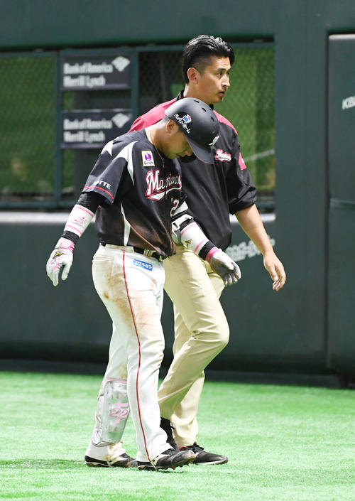 6回表ロッテ無死一塁、田村は遊撃内野安打を放つも一塁で倒れ込み、そのまま退場する（撮影・今浪浩三）