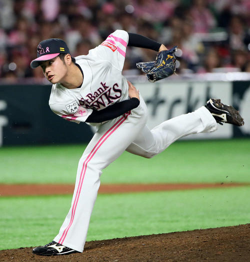 ソフトバンク対ロッテ　2番手で登板する甲斐野（撮影・栗木一考）
