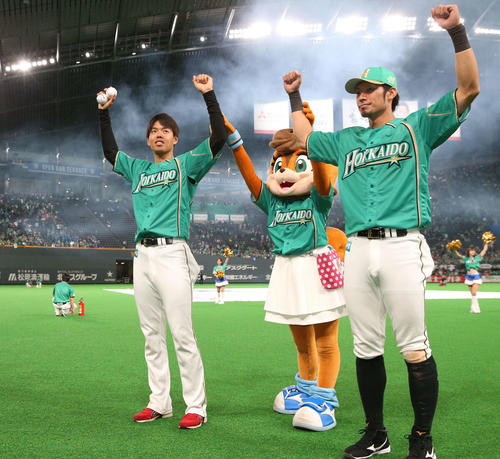 日本ハム対西武　スタンドのファンにあいさつする杉浦（左）と大田（撮影・黒川智章）