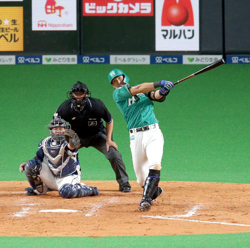 日本ハム対西武　5回裏日本ハム1死一塁、大田は左越え2点本塁打を放つ（撮影・佐藤翔太）