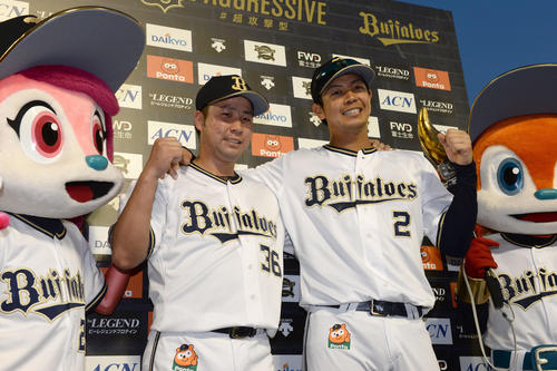 オリックス対楽天　ヒーローインタビューで笑顔の山足（左）と白崎（撮影・渦原淳）
