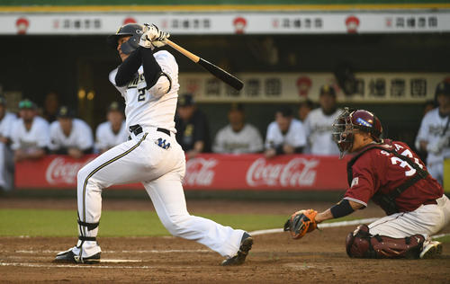 8回裏オリックス1死満塁、白崎は同点となる2点適時打を放つ（撮影・渦原淳）