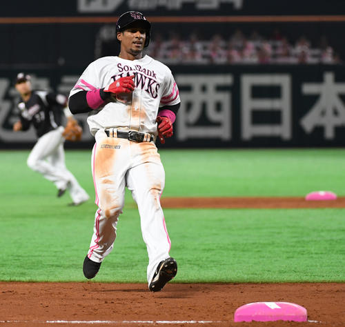 4回裏ソフトバンク無死一塁、内川のとき、ボルシンガーの暴投で一塁走者のグラシアルは一気に三塁に進む（撮影・今浪浩三）